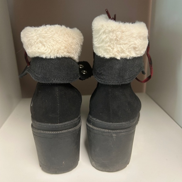 Pop Black and Red Winter Boots with Fur Trim‎ - Picture 3 of 9